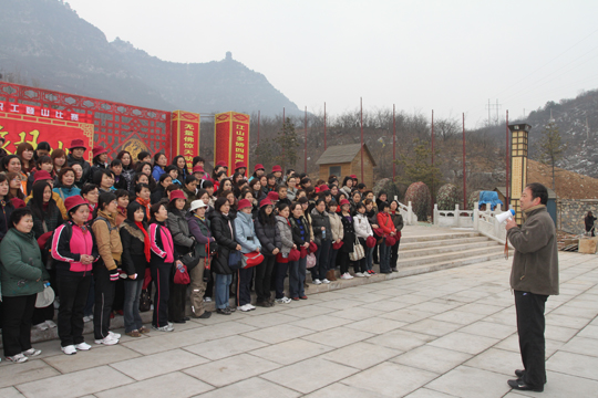 工会主席翟武汉在登山前发表热情洋溢的讲话